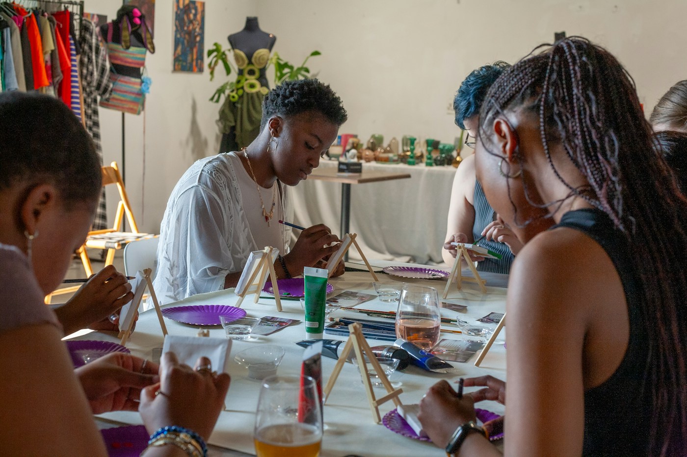 Jonge mensen werken samen aan een creatief project